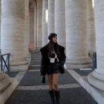 Violeta Mangriñán con un look que nos traslada a 'Emily en París'.