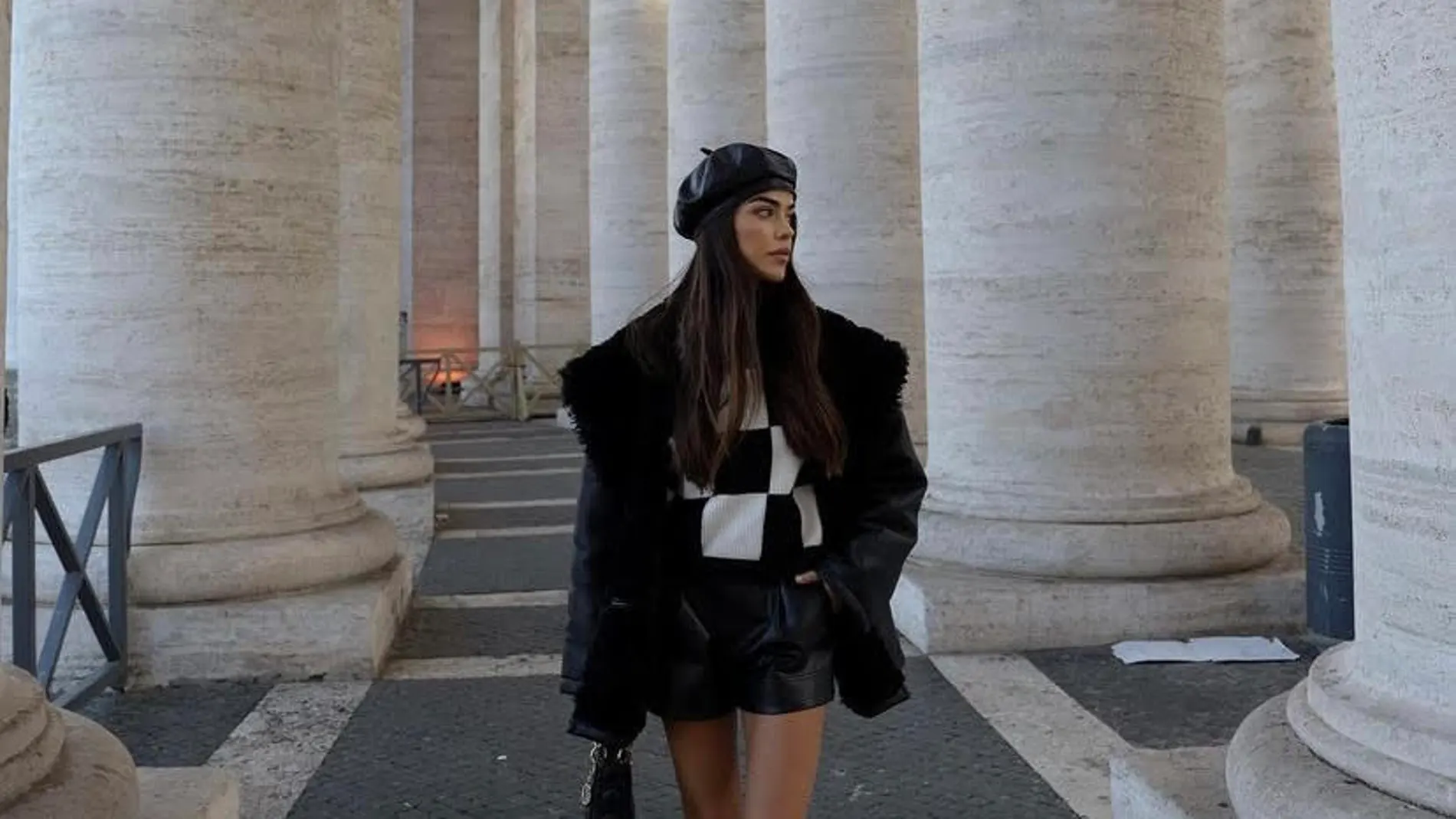 Violeta Mangriñán con un look que nos traslada a 'Emily en París'.