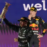 Hamilton y Verstappen, tensión en el podio