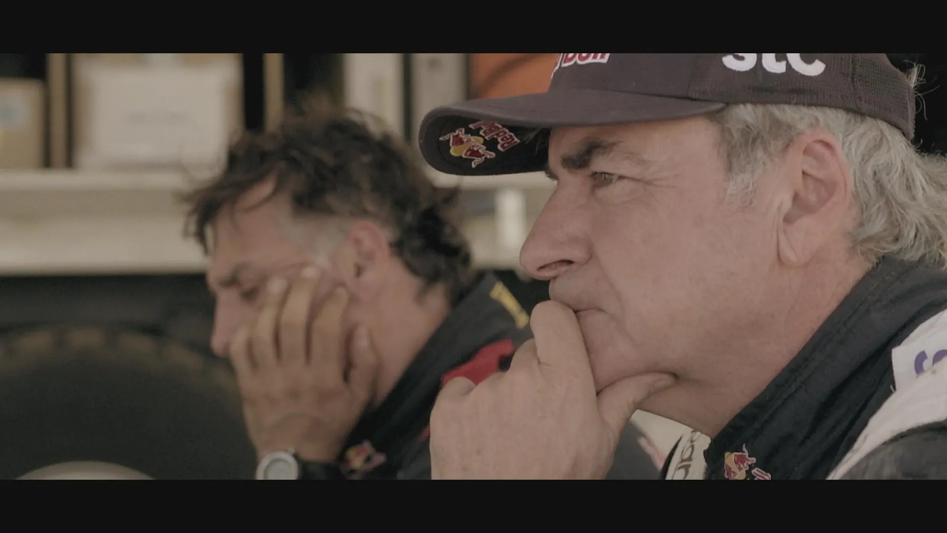 Fotograma del documental, Carlos Sainz con Lucas Cruz, su copiloto del Dakar