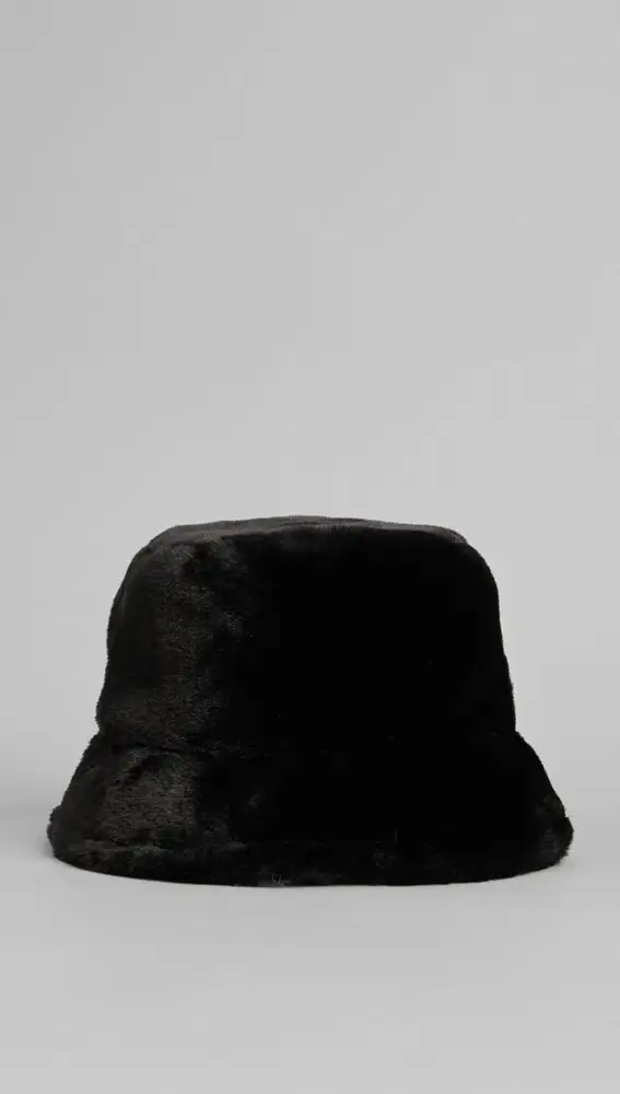 Sombrero bucket efecto pelo, de Bershka