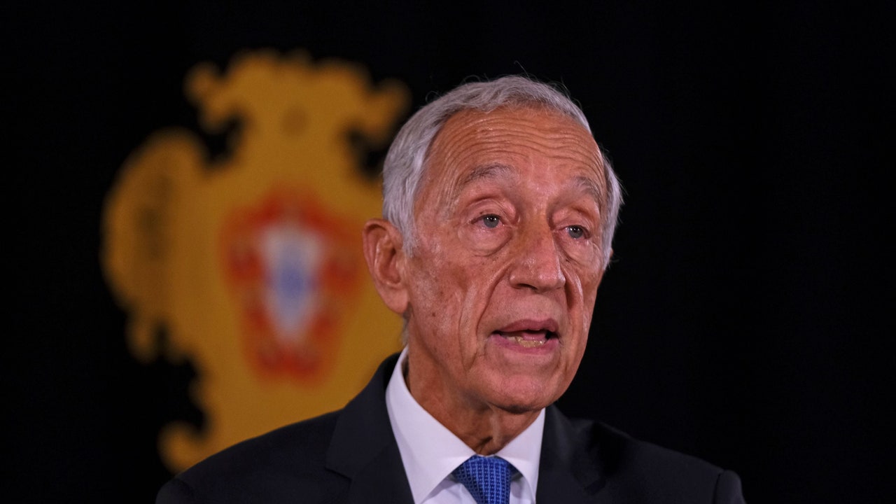 O Presidente de Portugal, Marcelo Rebelo de Sousa, é transferido para o hospital após desmaiar