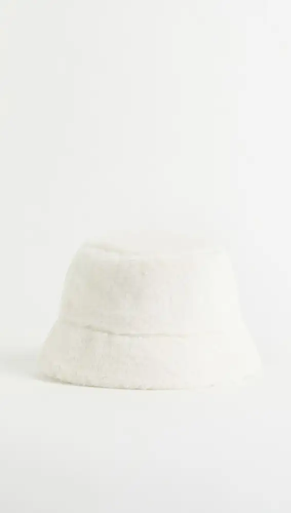 Sombrero bucket de pelo blanco, de H&M