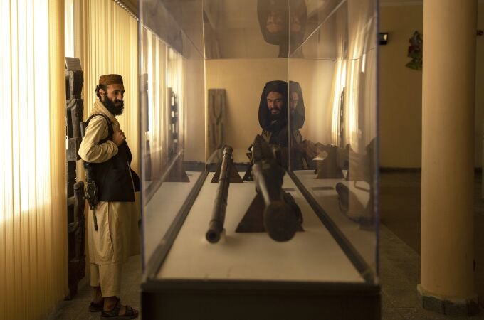 El combatiente talibán Mansoor Zulfiqar, izquierda, visita el Museo Nacional de Afganistán el 6 de diciembre de 2021 (AP Photo/Petros Giannakouris)