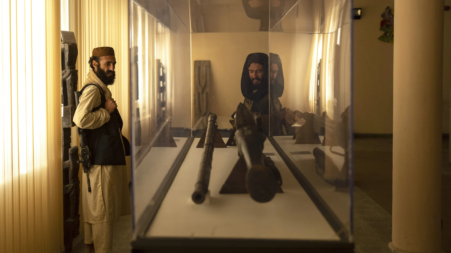 El combatiente talibán Mansoor Zulfiqar, izquierda, visita el Museo Nacional de Afganistán el 6 de diciembre de 2021 (AP Photo/Petros Giannakouris)