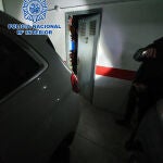 En el momento de la detención llevaban una pata de cabra que usaban para apalancar las puertas de los trasteros y romper las ventanillas de los vehículos
