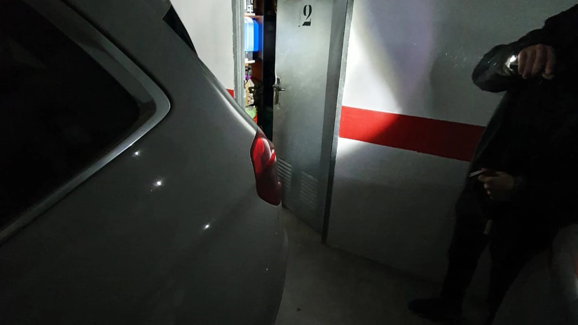 En el momento de la detención llevaban una pata de cabra que usaban para apalancar las puertas de los trasteros y romper las ventanillas de los vehículos