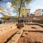Los primeros trabajos llevados a cabo en la excavación arqueológica iniciada en el jardín de la Alamedilla apuntan a la existencia de una estructura palatina desconocida