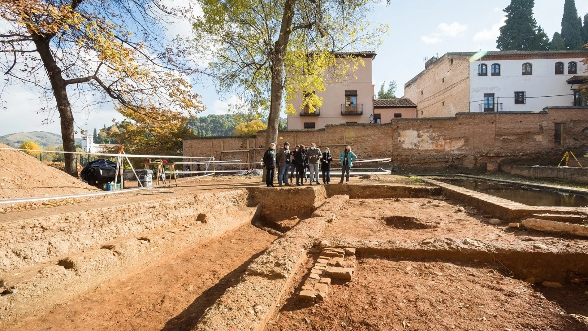 Los primeros trabajos llevados a cabo en la excavación arqueológica iniciada en el jardín de la Alamedilla apuntan a la existencia de una estructura palatina desconocida