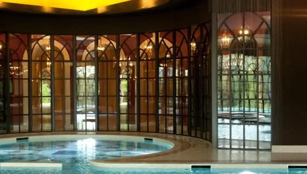 Una de las espectaculares piscinas del castillo