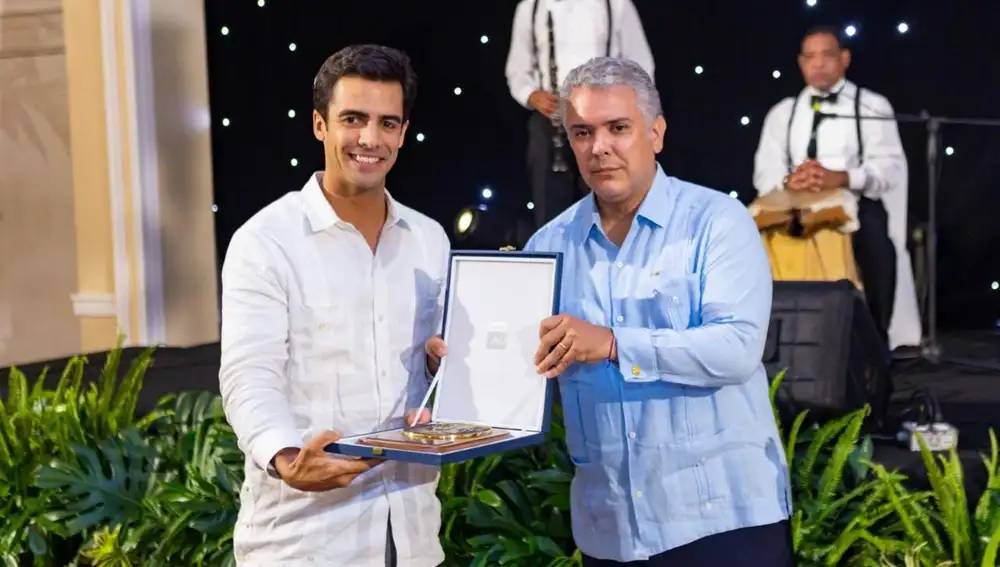 Juan Gonzalo Ospina recibiendo el galardón del propio Iván Duque presidente de Colombia