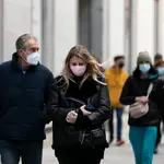 Ciudadanos pasean por el centro de Madrid con mascarillas