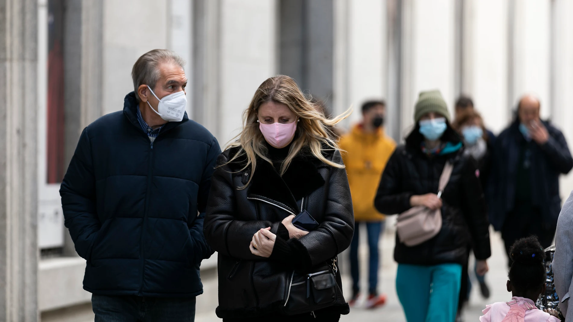 Ciudadanos pasean por el centro de Madrid con mascarillas