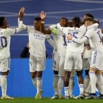 Los jugadores del Real Madrid celebran el segundo gol ante el Inter, durante el partido de la última jornada de la fase de grupos de la Liga de Campeones ante el Real Madrid que se disputa este martes en el estadio Santiago Bernabéu. EFE/Juan Carlos Hidalgo