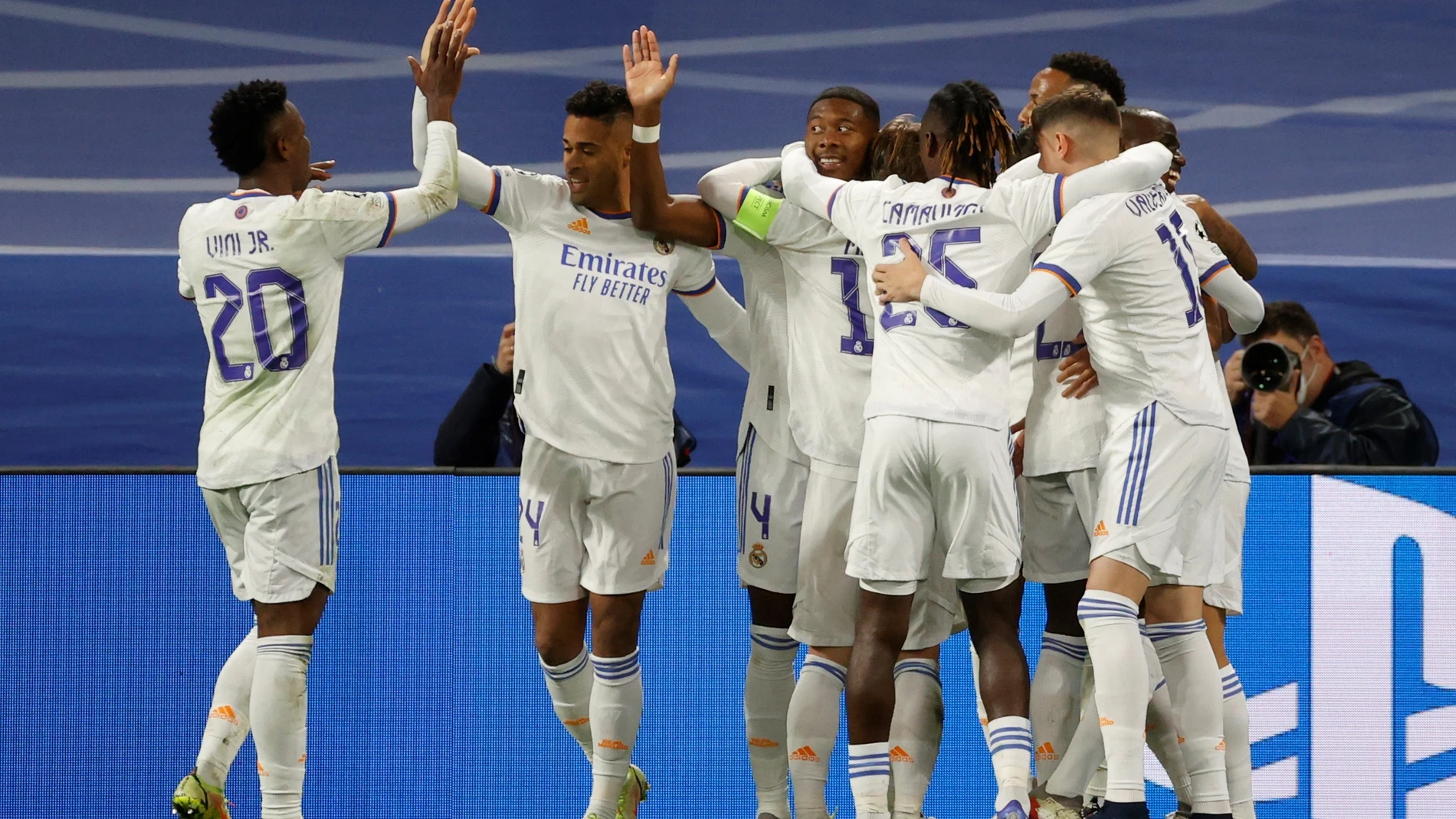Los jugadores del Real Madrid celebran el segundo gol ante el Inter, durante el partido de la última jornada de la fase de grupos de la Liga de Campeones ante el Real Madrid que se disputa este martes en el estadio Santiago Bernabéu. EFE/Juan Carlos Hidalgo