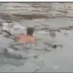  Dos guardias civiles se arrojan a un lago helado para salvar a un perro