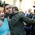 Ana Modamani, refugiado sirio, se hace una foto con Angela Merkel en 2015