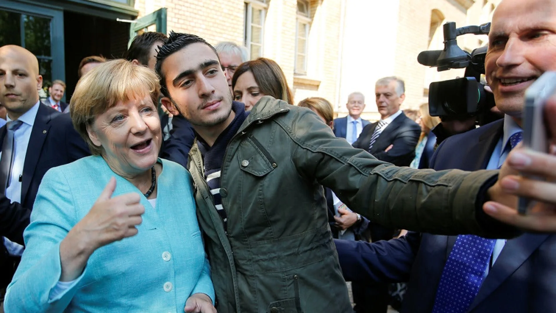 Ana Modamani, refugiado sirio, se hace una foto con Angela Merkel en 2015