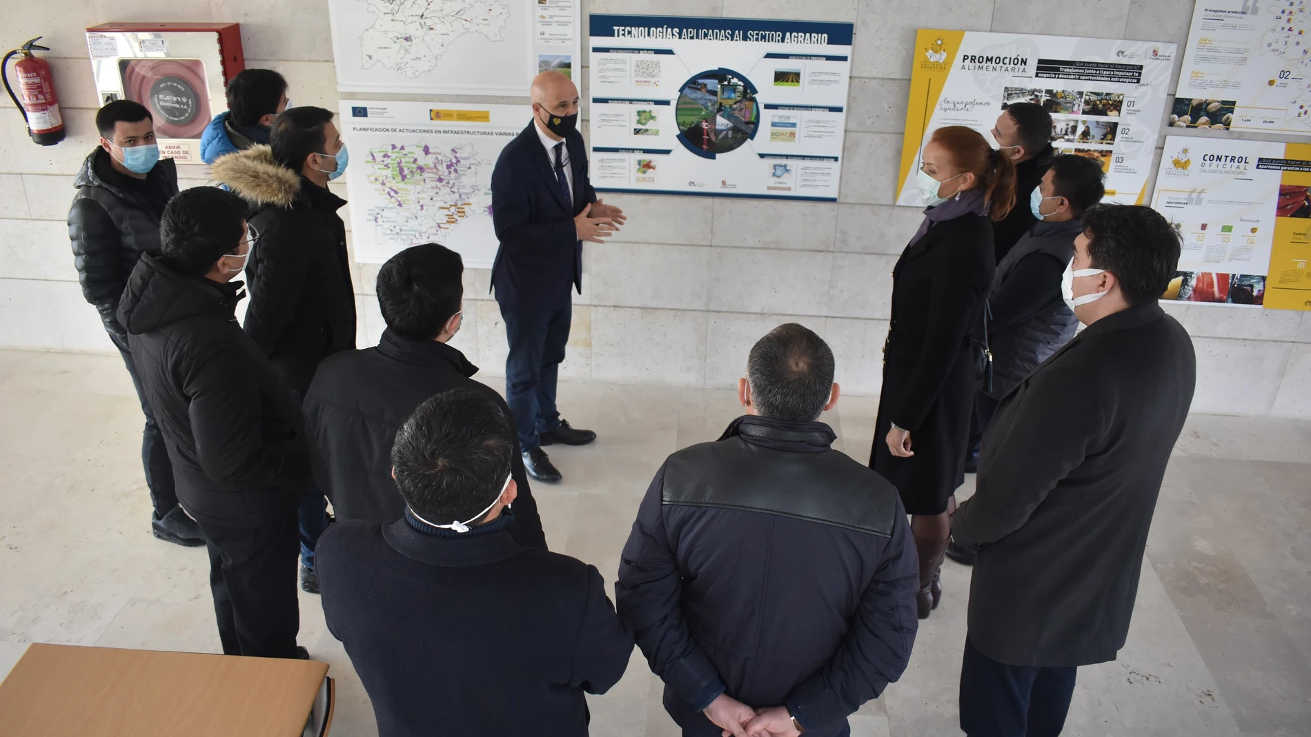 El viceconsejero de Desarrollo Rural y director general del Instituto Tecnológico Agrario, Jorge Llorente, explica la labor del Itacyl a la delegación de Uzbeskistán