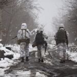 Soldados ucranianos caminan cerca de Katerinivka, región de Donetsk