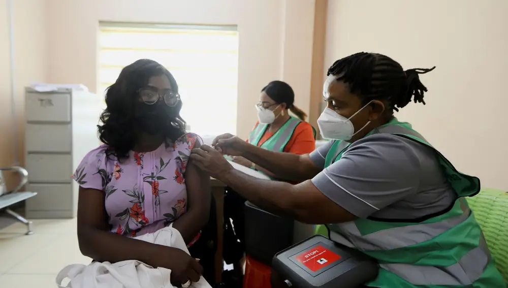 Mujer recibiendo la vacuna de AstraZeneca en el hospital de Abuja, Nigeria