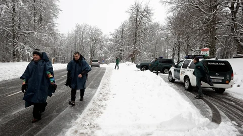 Las intensas nevadas que se han registrado estos días y la nieve caída durante el día de hoy impide que los peregrinos realicen el camino por los lugares tradicionales teniendo que hacerlo por la carretera N-135. La Agencia Estatal de Meteorología prevé para este domingo en Navarra precipitaciones generalizadas, ocasionalmente acompañadas de tormenta, y nieve a 700-800 metros, bajando en las horas centrales a los 500-700, con acumulaciones de entre 20-30 cm en el Pirineo y de 10-15 cm en las sierras del noroeste