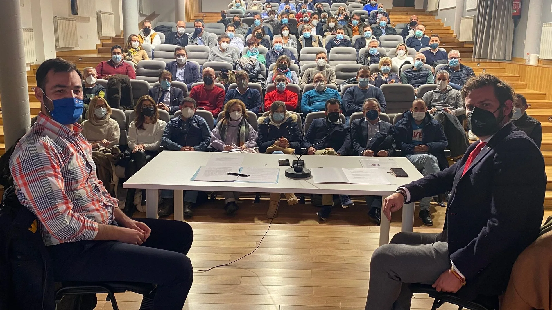 Javier Santiago Vélez y David Fernández, presidente y secretario provincial del PP leonés, durante el comité ejecutivo