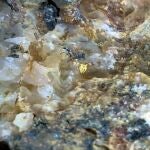 El profesor de la ULE, Javier Fernández-Lozano, analiza un nuevo modelo para explicar los cambios en la profundidad a la que se producen los movimientos sísmicos y el origen de algunos yacimientos minerales