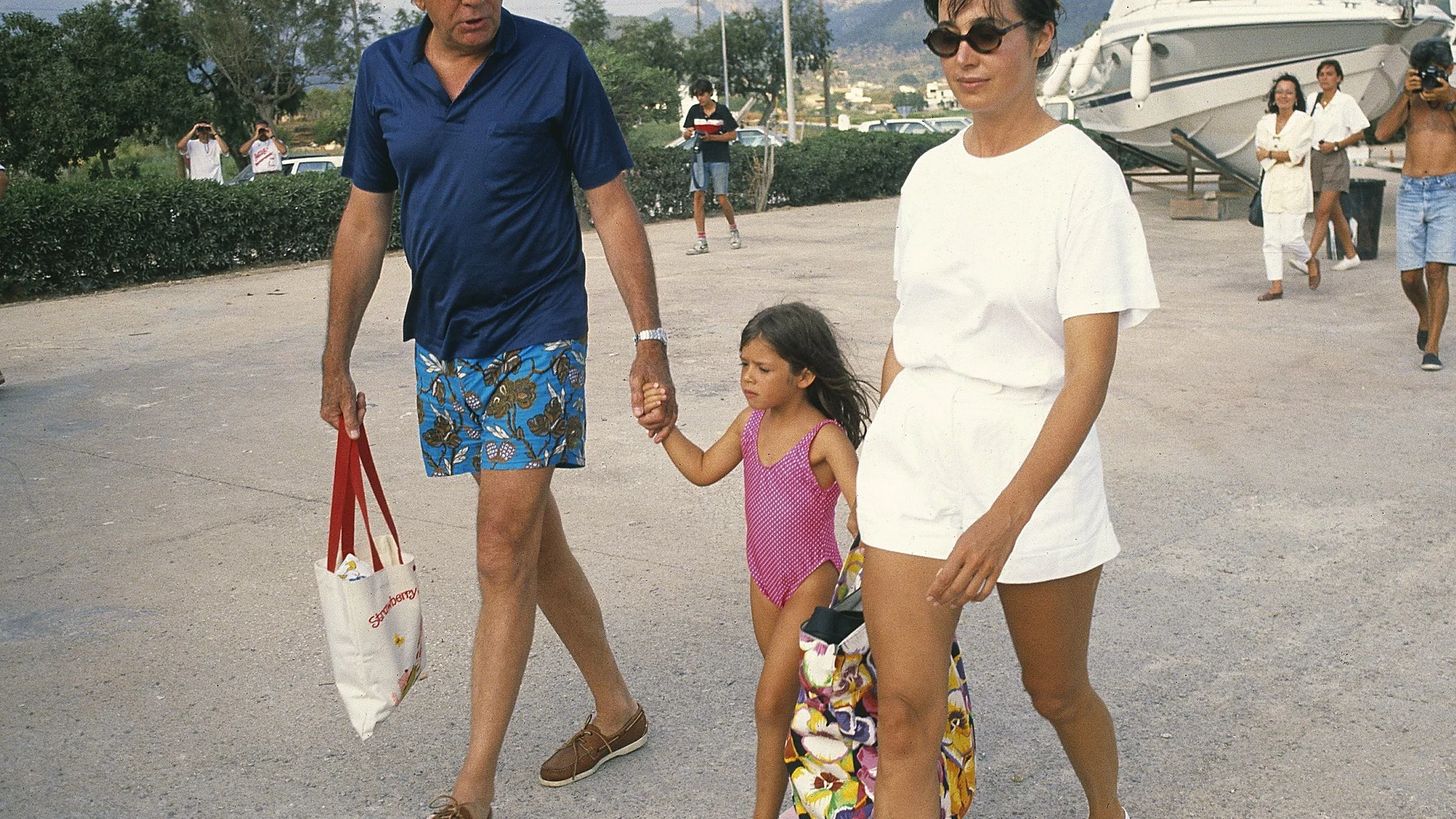 CARMEN MARTINEZ BORDIU Y JEAN MARIE ROSSI CON SU HIJA CYNTHIA ROSSI EN 1988