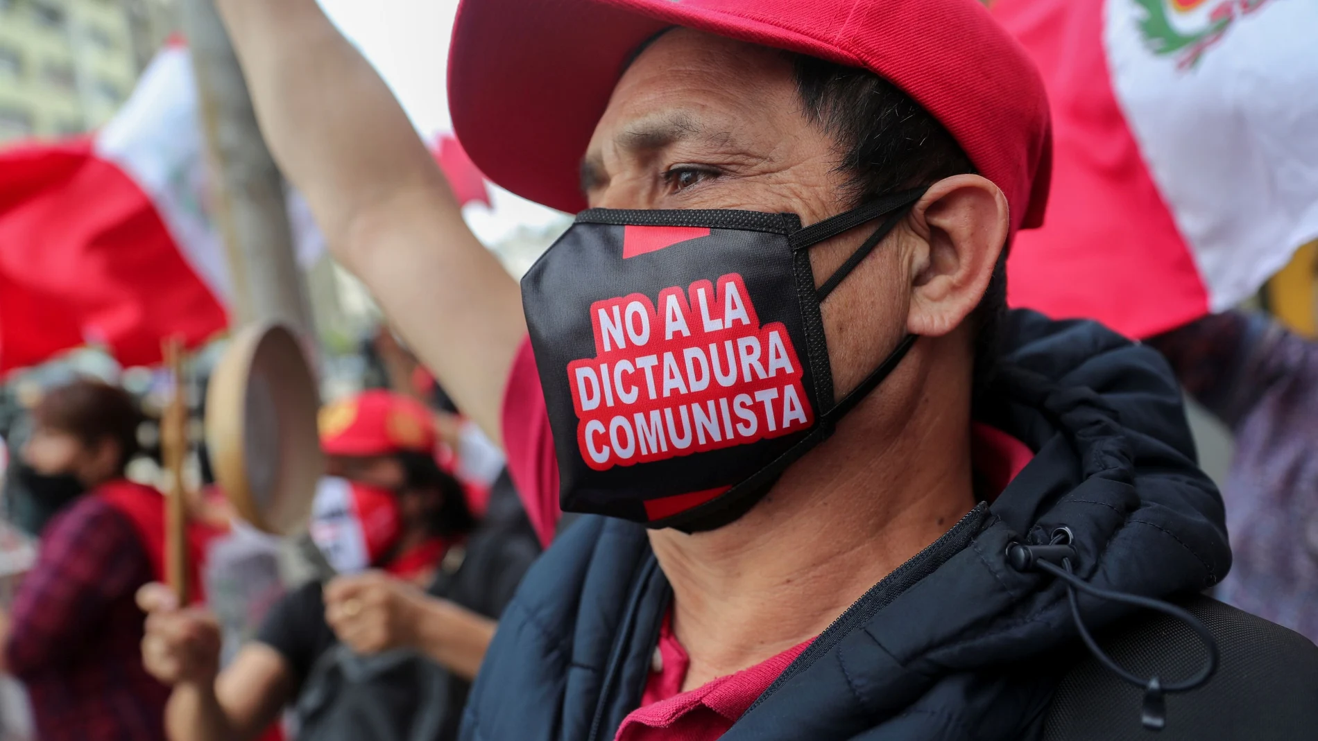 Ciudadanos críticos con el Gobierno de Pedro Castillo se manifestaron este martes ante el Congreso peruano