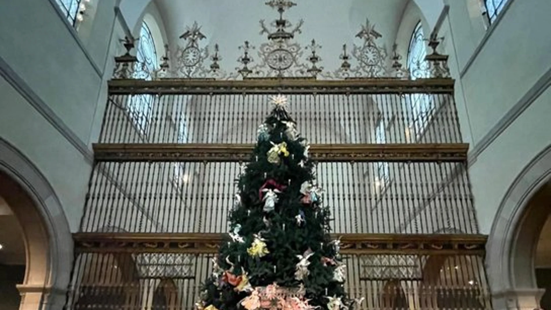Imagen de la felicitación navideña del Metropolitan de Nueva York con la reja "expoliada" de la catedral de Valladolid