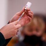 Personal de salud prepara una dosis de refuerzo de la vacuna contra la covid-19