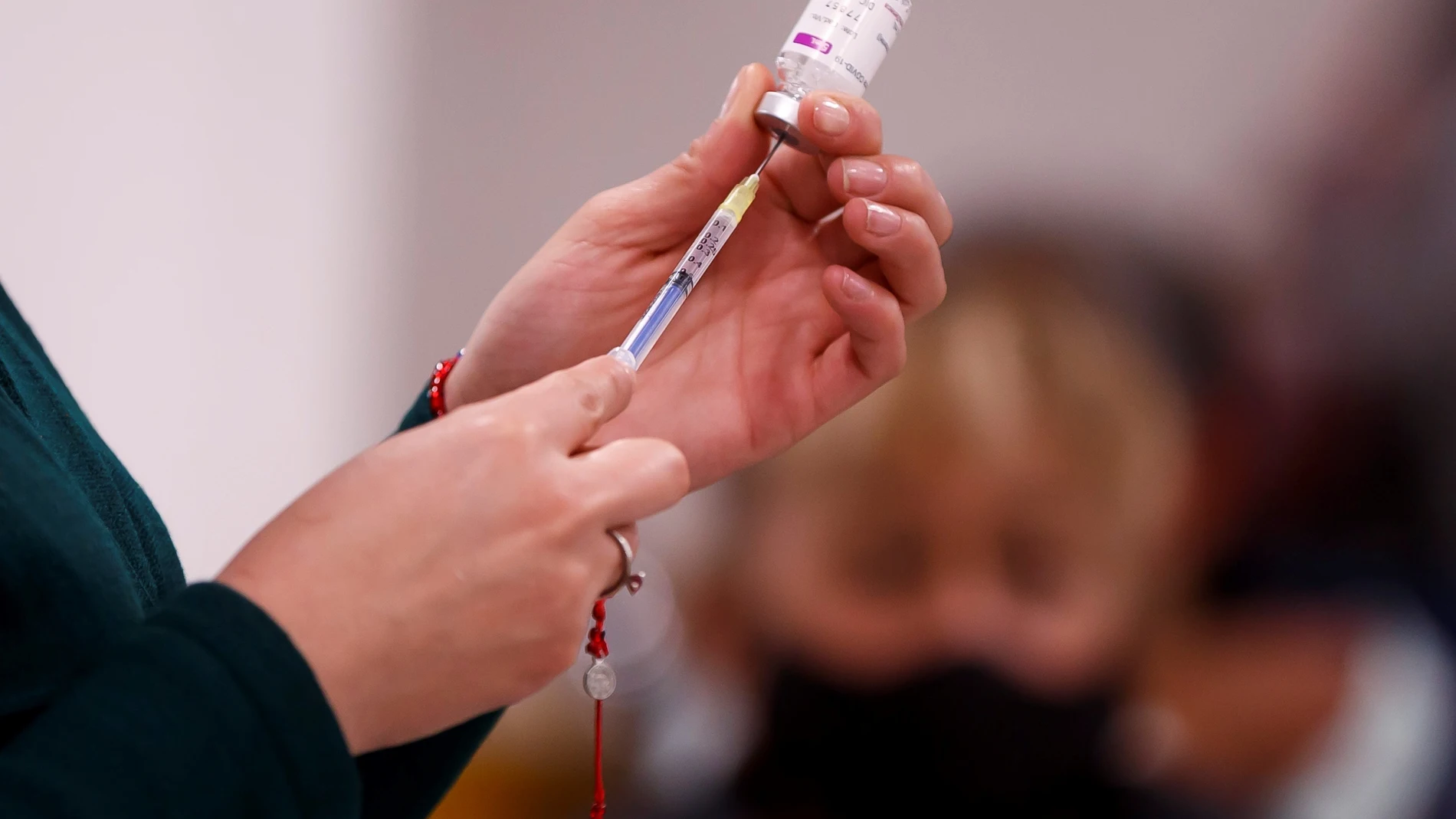 Personal de salud prepara una dosis de refuerzo de la vacuna contra la covid-19