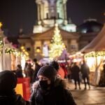 La gente pasea con mascarillas en la plaza Gendarmenmarkt, en Berlín