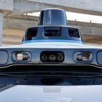 Un grupo de sensores en el techo se ve en un vehículo eléctrico Jaguar I-Pace en el centro de operaciones de Waymo, el proyecto de coche autónomo de Google, en el distrito Bayview de San Francisco, California, Estados Unidos,