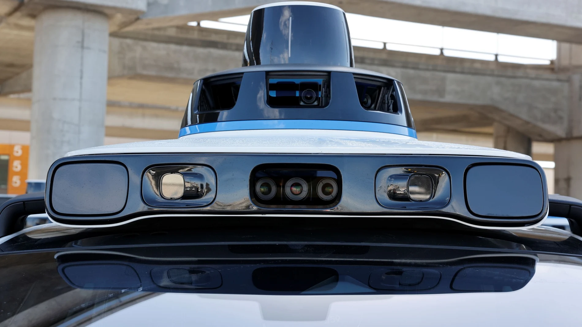 Un grupo de sensores en el techo se ve en un vehículo eléctrico Jaguar I-Pace en el centro de operaciones de Waymo, el proyecto de coche autónomo de Google, en el distrito Bayview de San Francisco, California, Estados Unidos,