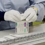 Sanidad y AstraZeneca firman un acuerdo para la compra y distribución de un fármaco monoclonal contra la Covid-19