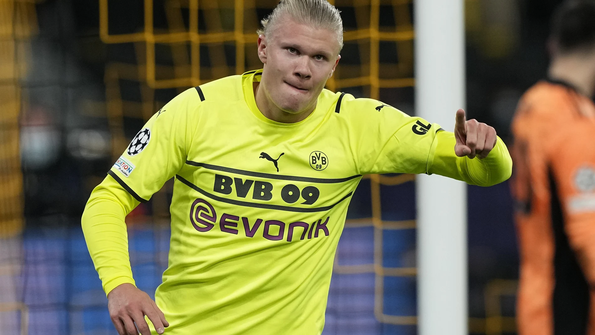 Erling Haaland celebra un gol con el Borussia Dortmund.