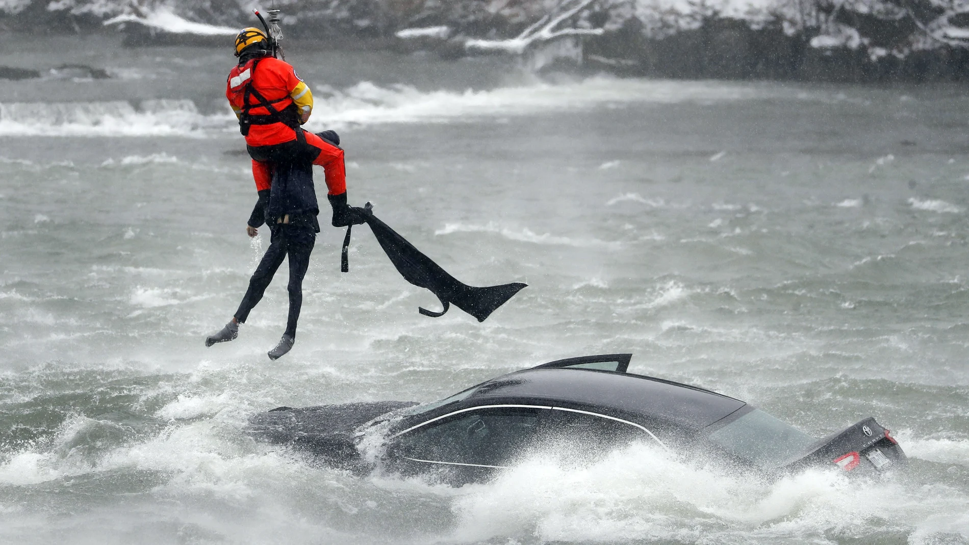 Un nadador de la Guardia Costera de EEUU en el momento del rescata en las cataratas de Niagara