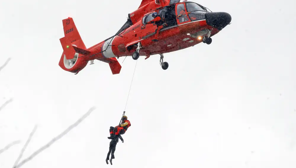 Un equipo de rescate de la Guardia Costera rescata a una mujer en las cataratas del Niágara