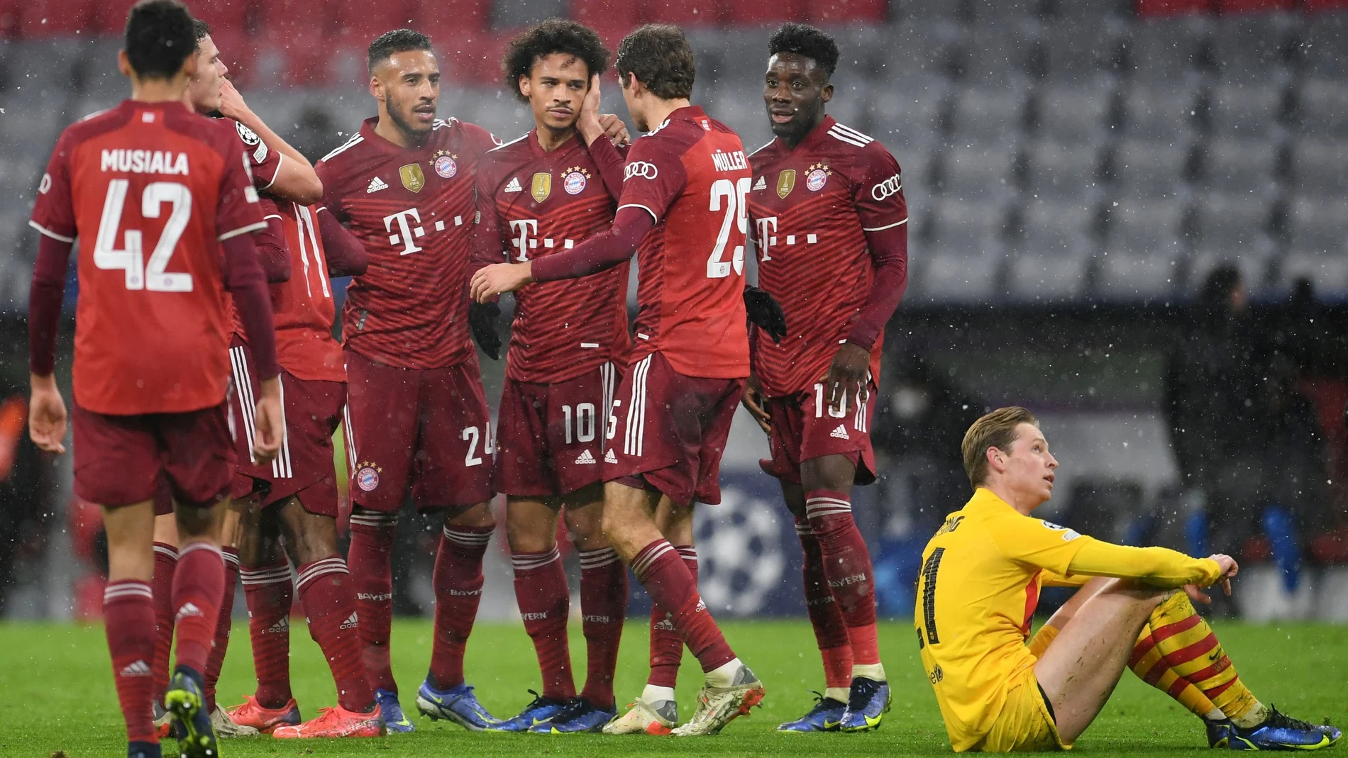 De Jong, que volvió a tener una floja actuación, desolado en el suelo mientras los jugadores del Bayern celebran un gol