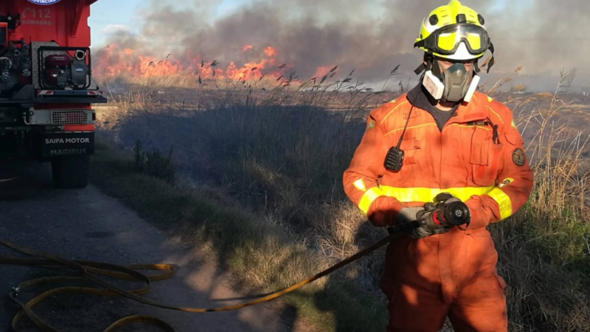 Efectivo del Consorcio trabajando en la extinción del incendio de El Puig
