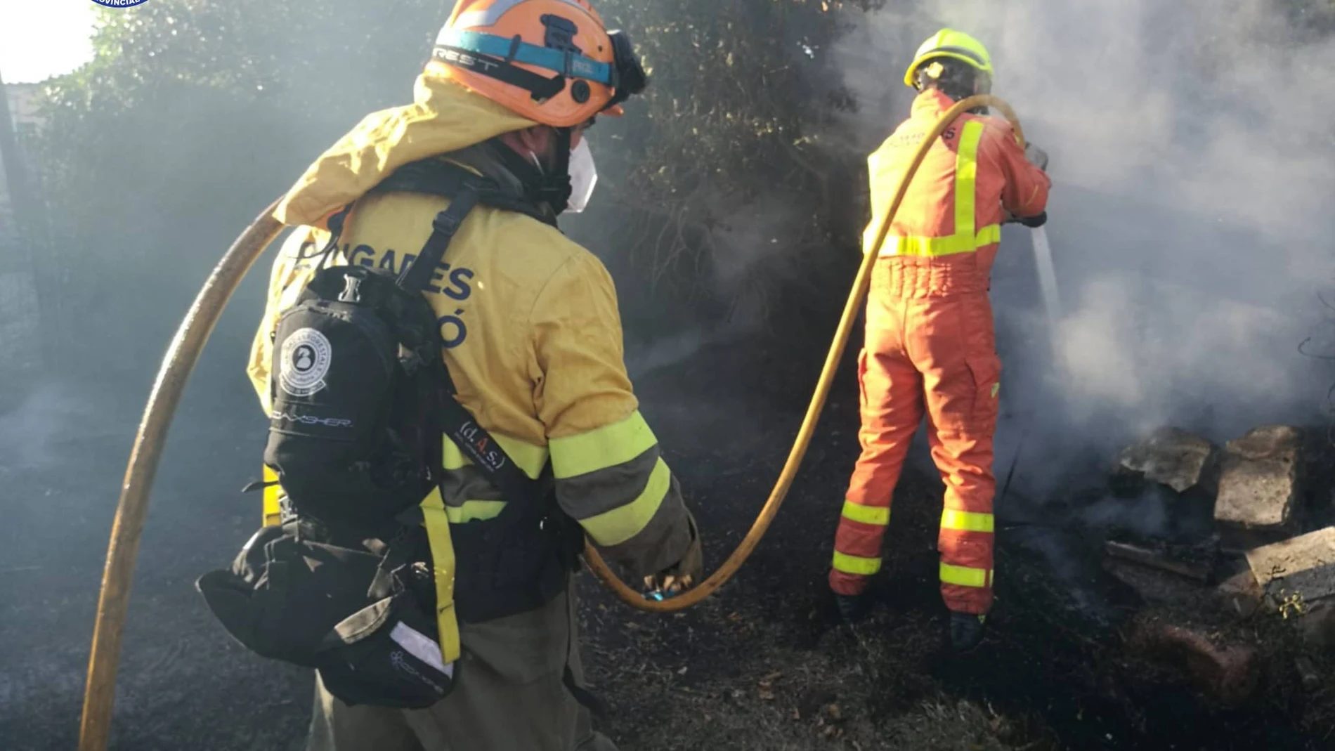 Bomberos trabajando en el incendio de El Puig