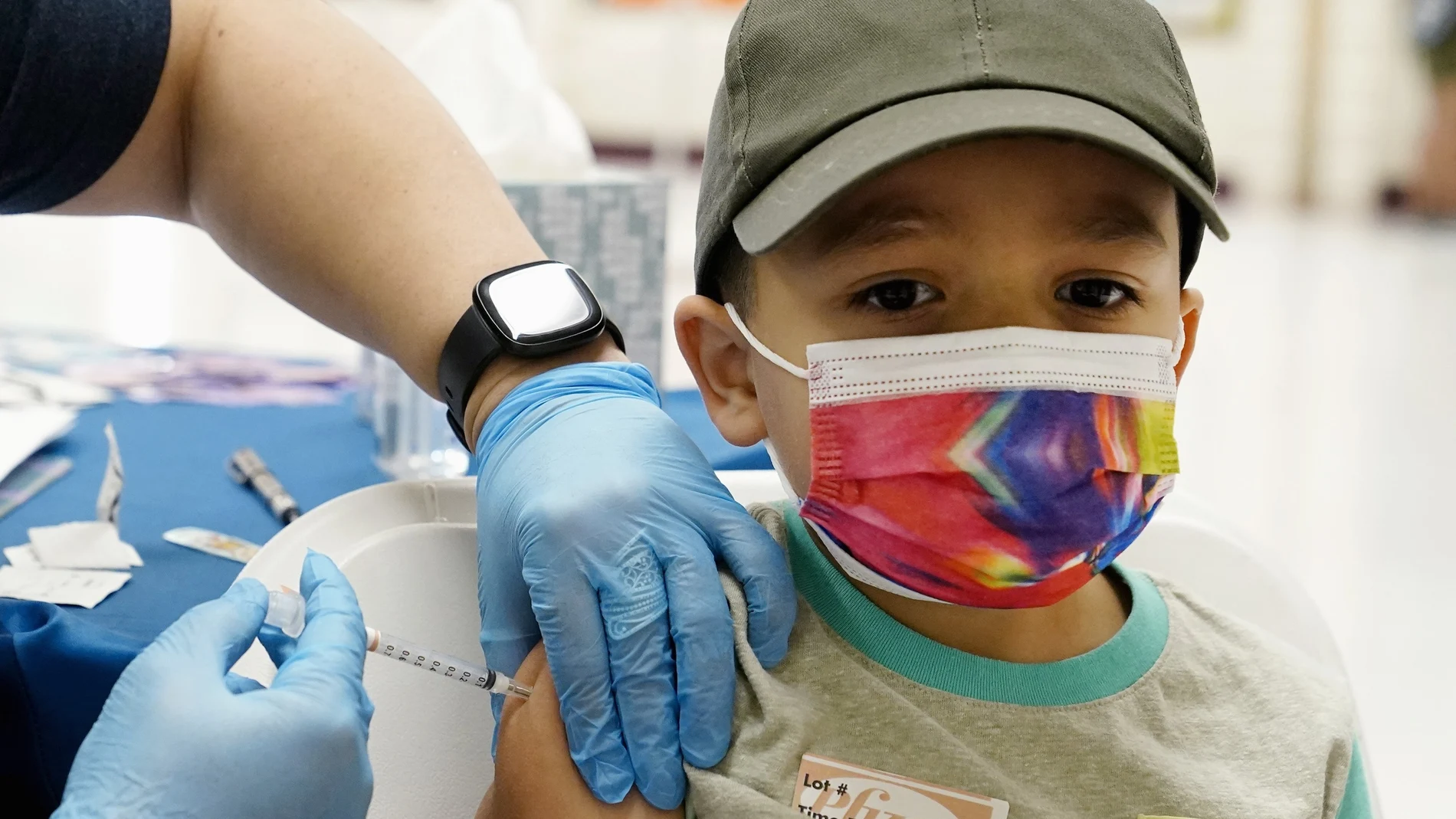 Un niño recibe la vacuna contra la Covid en Phoenix (Arizona, Estados Unidos)