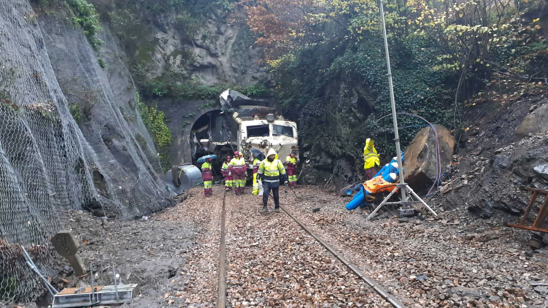 Continúan los trabajos para liberar los restos del tren accidentado en Pajares y poder inspeccionar el túnel