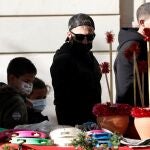 Dos niños protegidos con mascarillas en un mercadillo de Navidad hoy en Valencia