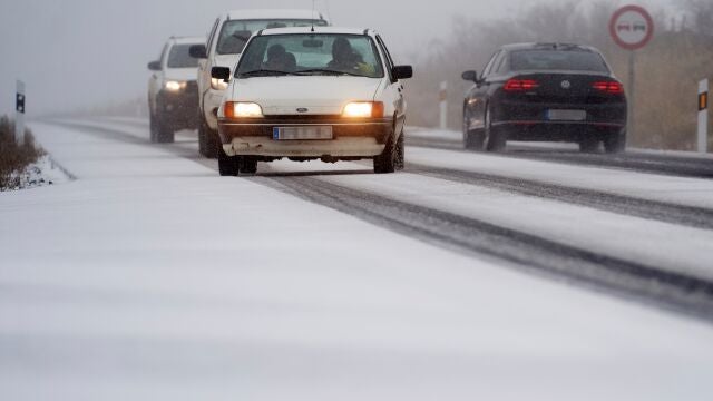 Vehículos circulan con dificultad por la carretera CL-505 en Ávila por la nieve caída en las últimas horas. EFE/ Raúl Sanchidrián