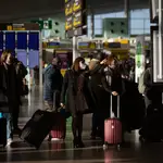 Miles de pasajeros están perdiendo los vuelos por los problemas en el control de pasaportes