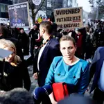 Manifestantes reciben a la primera ministra danesa, Mette Frederiksen a su llegada la comisión de investigación sobre el sacrificio de visones