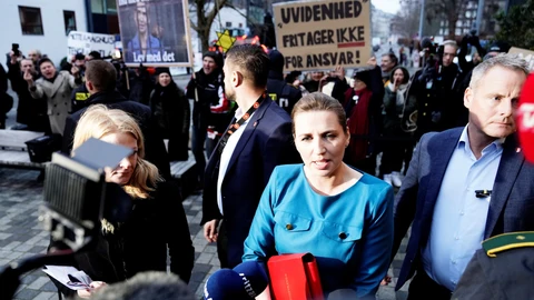 Manifestantes reciben a la primera ministra danesa, Mette Frederiksen a su llegada la comisión de investigación sobre el sacrificio de visones